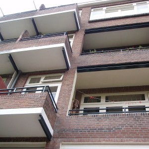 Aanzicht na de totale gevelrenovatie van de woningen te Rotterdam.