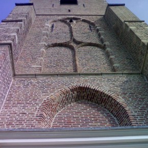 In opdracht van Monumentenzorg uitgevoerde gevelrestauratie van de monumentale kerk in Heerjansdam.